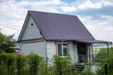 Vesele, Ukrayna, 2 Temmuz 2024 Vesele köyünde hasar gören bina. Rus kuvvetleri Kharkiv Oblastı 'ndaki Vesele köyüne güdümlü hava bombasıyla saldırdılar..