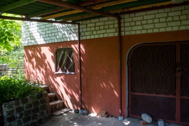 Vesele, Ukrayna, 2 Temmuz 2024 Vesele köyünde hasar gören bina. Rus kuvvetleri Kharkiv Oblastı 'ndaki Vesele köyüne güdümlü hava bombasıyla saldırdılar..