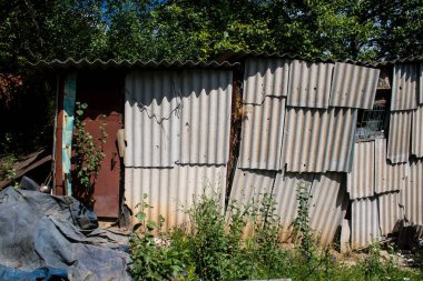 Vesele, Ukrayna, 2 Temmuz 2024 Vesele köyünde hasar gören bina. Rus kuvvetleri Kharkiv Oblastı 'ndaki Vesele köyüne güdümlü hava bombasıyla saldırdılar..