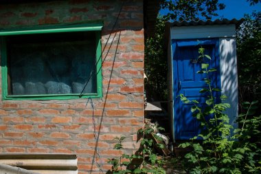 Vesele, Ukrayna, 2 Temmuz 2024 Vesele köyünde hasar gören bina. Rus kuvvetleri Kharkiv Oblastı 'ndaki Vesele köyüne güdümlü hava bombasıyla saldırdılar..