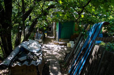 Vesele, Ukrayna, 2 Temmuz 2024 Vesele köyünde hasar gören bina. Rus kuvvetleri Kharkiv Oblastı 'ndaki Vesele köyüne güdümlü hava bombasıyla saldırdılar..