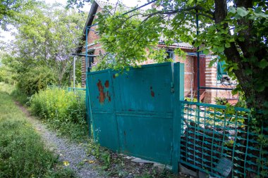 Vesele, Ukrayna, 2 Temmuz 2024 Vesele köyünde hasar gören bina. Rus kuvvetleri Kharkiv Oblastı 'ndaki Vesele köyüne güdümlü hava bombasıyla saldırdılar..