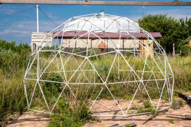 Vesele, Ukrayna, 2 Temmuz 2024 Vesele köyündeki yıkılmış bina. Rus kuvvetleri Kharkiv Oblastı 'ndaki Vesele köyüne güdümlü hava bombasıyla saldırdılar..