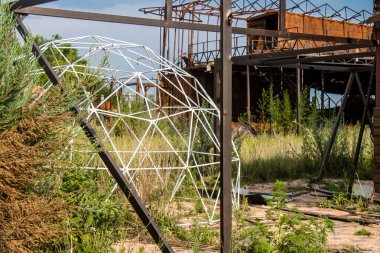 Vesele, Ukrayna, 2 Temmuz 2024 Vesele köyündeki yıkılmış bina. Rus kuvvetleri Kharkiv Oblastı 'ndaki Vesele köyüne güdümlü hava bombasıyla saldırdılar..