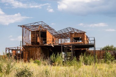 Vesele, Ukrayna, 2 Temmuz 2024 Vesele köyündeki yıkılmış bina. Rus kuvvetleri Kharkiv Oblastı 'ndaki Vesele köyüne güdümlü hava bombasıyla saldırdılar..