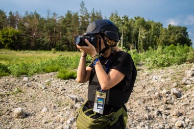 Vesele, Ukrayna, 2 Temmuz 2024 bağımsız gazeteci ve jeopolitik analist, Mondo International Post direktörü savaş bölgesinin yakınlarındaki gri bölgede ön cephede.