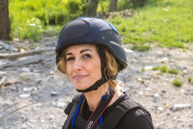 Vesele, Ukrayna, 2 Temmuz 2024 bağımsız gazeteci ve jeopolitik analist, Mondo International Post direktörü savaş bölgesinin yakınlarındaki gri bölgede ön cephede.