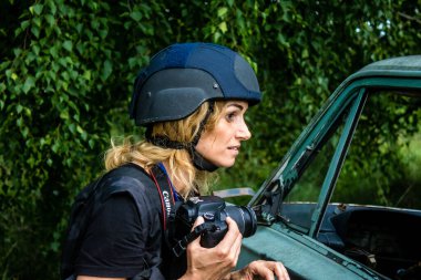 Vesele, Ukrayna, 2 Temmuz 2024 bağımsız gazeteci ve jeopolitik analist, Mondo International Post direktörü savaş bölgesinin yakınlarındaki gri bölgede ön cephede.