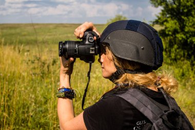 Vesele, Ukrayna, 2 Temmuz 2024 bağımsız gazeteci ve jeopolitik analist, Mondo International Post direktörü savaş bölgesinin yakınlarındaki gri bölgede ön cephede.