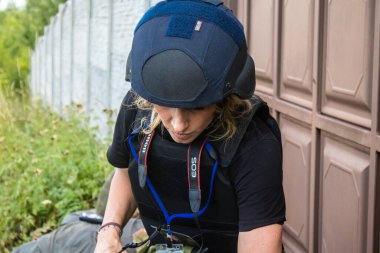 Vesele, Ukrayna, 2 Temmuz 2024 bağımsız gazeteci ve jeopolitik analist, Mondo International Post direktörü savaş bölgesinin yakınlarındaki gri bölgede ön cephede.