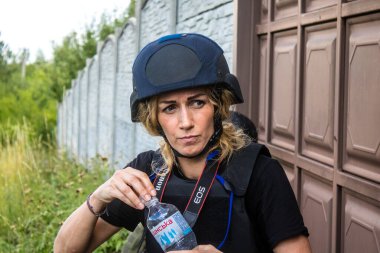 Vesele, Ukrayna, 2 Temmuz 2024 bağımsız gazeteci ve jeopolitik analist, Mondo International Post direktörü savaş bölgesinin yakınlarındaki gri bölgede ön cephede.