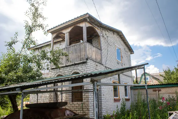 Vesele, Ukrayna, 2 Temmuz 2024 Vesele köyünde hasar gören bina. Rus kuvvetleri Kharkiv Oblastı 'ndaki Vesele köyüne güdümlü hava bombasıyla saldırdılar..