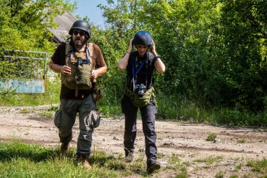 Vesele, Ukrayna, 2 Temmuz 2024 Ukrayna ve Rus silahlı kuvvetleri arasındaki gri bölgede ön saflarda yer alan gazeteciler. Bu tampon bölge tehlikeli ve bölgede öfke ile mücadele ediliyor..
