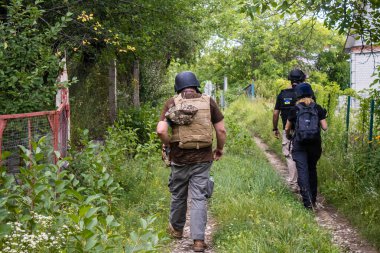 Vesele, Ukrayna, 2 Temmuz 2024 Ukrayna ve Rus silahlı kuvvetleri arasındaki gri bölgede ön saflarda yer alan gazeteciler. Bu tampon bölge tehlikeli ve bölgede öfke ile mücadele ediliyor..