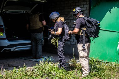 Vesele, Ukrayna, 2 Temmuz 2024 Ukrayna ve Rus silahlı kuvvetleri arasındaki gri bölgede ön saflarda yer alan gazeteciler. Bu tampon bölge tehlikeli ve bölgede öfke ile mücadele ediliyor..