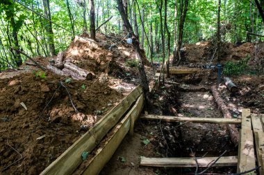 Vesele, Ukrayna, 2 Temmuz 2024 Ukrayna ordusu Ukrayna ve Rus silahlı kuvvetleri arasındaki gri bölgede. Bu tampon bölge tehlikeli ve bölgede öfke ile mücadele ediliyor..