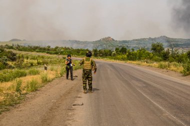 Donbass, Ukrayna, Temmuz 06, 2024 Ukrayna ve Rus silahlı kuvvetleri arasındaki gri bölgede ön saflarda yer alan gazeteciler. Bu tampon bölge tehlikeli ve bölgede öfke ile mücadele ediliyor..