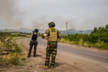 Donbass, Ukrayna, Temmuz 06, 2024 Ukrayna ve Rus silahlı kuvvetleri arasındaki gri bölgede ön saflarda yer alan gazeteciler. Bu tampon bölge tehlikeli ve bölgede öfke ile mücadele ediliyor..