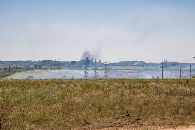 Donbass, Ukrayna, 6 Temmuz 2024 Ukrayna ve Rus silahlı kuvvetleri arasındaki gri bölgede. Tampon bölge tehlikeli ve bölgede öfke ile mücadele ediliyor. Bombalamalar yoğun..