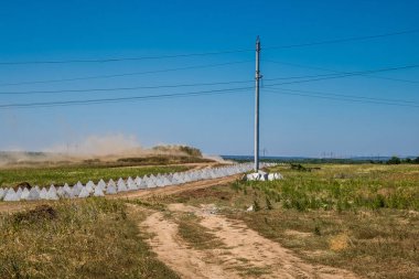 Donbass, Ukrayna, 6 Temmuz 2024 Ukrayna ve Rus silahlı kuvvetleri arasındaki gri bölgede. Tampon bölge tehlikeli ve bölgede öfke ile mücadele ediliyor. Bombalamalar yoğun..