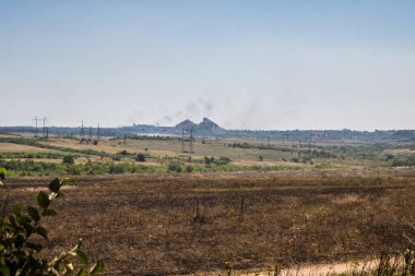 Donbass, Ukrayna, 6 Temmuz 2024 Ukrayna ve Rus silahlı kuvvetleri arasındaki gri bölgede. Tampon bölge tehlikeli ve bölgede öfke ile mücadele ediliyor. Bombalamalar yoğun..