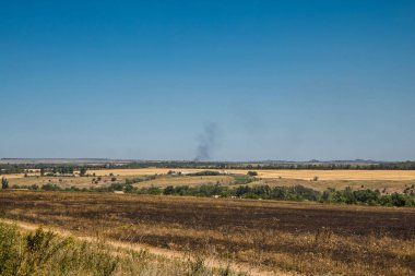 Donbass, Ukrayna, 6 Temmuz 2024 Ukrayna ve Rus silahlı kuvvetleri arasındaki gri bölgede. Tampon bölge tehlikeli ve bölgede öfke ile mücadele ediliyor. Bombalamalar yoğun..