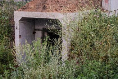 Donbass, Ukrayna, 6 Temmuz 2024 Ukrayna ve Rus silahlı kuvvetleri arasındaki gri bölgede. Tampon bölge tehlikeli ve bölgede öfke ile mücadele ediliyor. Bombalamalar yoğun..