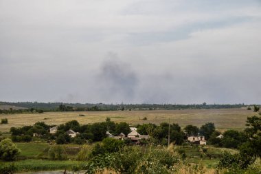 Donbass, Ukrayna, 6 Temmuz 2024 Ukrayna ve Rus silahlı kuvvetleri arasındaki gri bölgede. Tampon bölge tehlikeli ve bölgede öfke ile mücadele ediliyor. Bombalamalar yoğun..