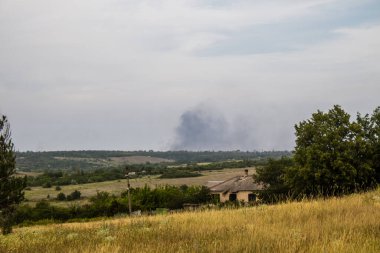 Donbass, Ukrayna, 6 Temmuz 2024 Ukrayna ve Rus silahlı kuvvetleri arasındaki gri bölgede. Tampon bölge tehlikeli ve bölgede öfke ile mücadele ediliyor. Bombalamalar yoğun..