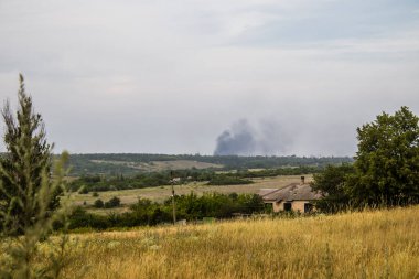 Donbass, Ukrayna, 6 Temmuz 2024 Ukrayna ve Rus silahlı kuvvetleri arasındaki gri bölgede. Tampon bölge tehlikeli ve bölgede öfke ile mücadele ediliyor. Bombalamalar yoğun..