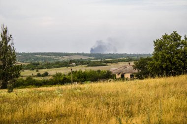 Donbass, Ukrayna, 6 Temmuz 2024 Ukrayna ve Rus silahlı kuvvetleri arasındaki gri bölgede. Tampon bölge tehlikeli ve bölgede öfke ile mücadele ediliyor. Bombalamalar yoğun..