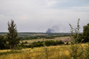 Donbass, Ukrayna, 6 Temmuz 2024 Ukrayna ve Rus silahlı kuvvetleri arasındaki gri bölgede. Tampon bölge tehlikeli ve bölgede öfke ile mücadele ediliyor. Bombalamalar yoğun..