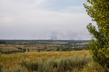 Donbass, Ukrayna, 6 Temmuz 2024 Ukrayna ve Rus silahlı kuvvetleri arasındaki gri bölgede. Tampon bölge tehlikeli ve bölgede öfke ile mücadele ediliyor. Bombalamalar yoğun..