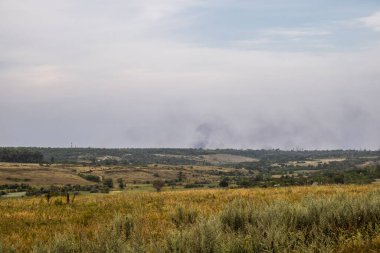 Donbass, Ukrayna, 6 Temmuz 2024 Ukrayna ve Rus silahlı kuvvetleri arasındaki gri bölgede. Tampon bölge tehlikeli ve bölgede öfke ile mücadele ediliyor. Bombalamalar yoğun..