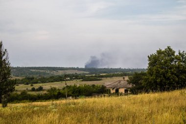 Donbass, Ukrayna, 6 Temmuz 2024 Ukrayna ve Rus silahlı kuvvetleri arasındaki gri bölgede. Tampon bölge tehlikeli ve bölgede öfke ile mücadele ediliyor. Bombalamalar yoğun..