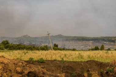 Donbass, Ukrayna, 6 Temmuz 2024 Ukrayna ve Rus silahlı kuvvetleri arasındaki gri bölgede. Tampon bölge tehlikeli ve bölgede öfke ile mücadele ediliyor. Bombalamalar yoğun..