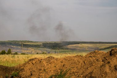 Donbass, Ukrayna, 6 Temmuz 2024 Ukrayna ve Rus silahlı kuvvetleri arasındaki gri bölgede. Tampon bölge tehlikeli ve bölgede öfke ile mücadele ediliyor. Bombalamalar yoğun..
