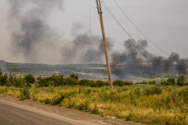 Donbass, Ukrayna, 6 Temmuz 2024 Ukrayna ve Rus silahlı kuvvetleri arasındaki gri bölgede. Tampon bölge tehlikeli ve bölgede öfke ile mücadele ediliyor. Bombalamalar yoğun..