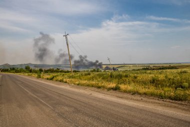 Donbass, Ukrayna, 6 Temmuz 2024 Ukrayna ve Rus silahlı kuvvetleri arasındaki gri bölgede. Tampon bölge tehlikeli ve bölgede öfke ile mücadele ediliyor. Bombalamalar yoğun..