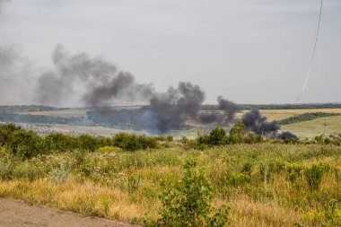Donbass, Ukrayna, 6 Temmuz 2024 Ukrayna ve Rus silahlı kuvvetleri arasındaki gri bölgede. Tampon bölge tehlikeli ve bölgede öfke ile mücadele ediliyor. Bombalamalar yoğun..