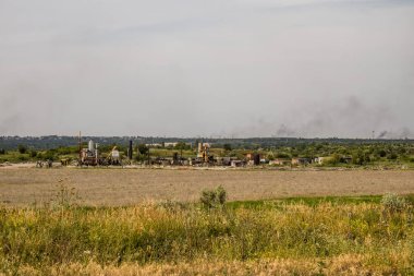 Donbass, Ukrayna, 6 Temmuz 2024 Ukrayna ve Rus silahlı kuvvetleri arasındaki gri bölgede. Tampon bölge tehlikeli ve bölgede öfke ile mücadele ediliyor. Bombalamalar yoğun..