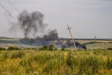Donbass, Ukrayna, 6 Temmuz 2024 Ukrayna ve Rus silahlı kuvvetleri arasındaki gri bölgede. Tampon bölge tehlikeli ve bölgede öfke ile mücadele ediliyor. Bombalamalar yoğun..