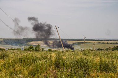 Donbass, Ukrayna, 6 Temmuz 2024 Ukrayna ve Rus silahlı kuvvetleri arasındaki gri bölgede. Tampon bölge tehlikeli ve bölgede öfke ile mücadele ediliyor. Bombalamalar yoğun..