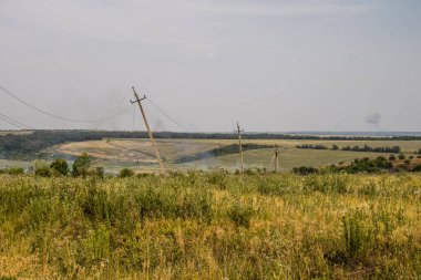 Donbass, Ukrayna, 6 Temmuz 2024 Ukrayna ve Rus silahlı kuvvetleri arasındaki gri bölgede. Tampon bölge tehlikeli ve bölgede öfke ile mücadele ediliyor. Bombalamalar yoğun..
