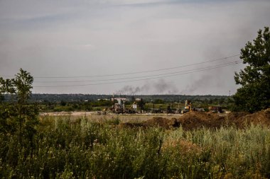 Donbass, Ukrayna, 6 Temmuz 2024 Ukrayna ve Rus silahlı kuvvetleri arasındaki gri bölgede. Tampon bölge tehlikeli ve bölgede öfke ile mücadele ediliyor. Bombalamalar yoğun..