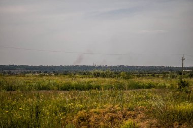 Donbass, Ukrayna, 6 Temmuz 2024 Ukrayna ve Rus silahlı kuvvetleri arasındaki gri bölgede. Tampon bölge tehlikeli ve bölgede öfke ile mücadele ediliyor. Bombalamalar yoğun..