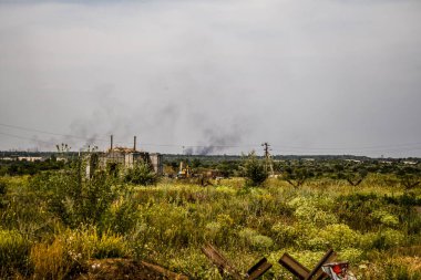 Donbass, Ukrayna, 6 Temmuz 2024 Ukrayna ve Rus silahlı kuvvetleri arasındaki gri bölgede. Tampon bölge tehlikeli ve bölgede öfke ile mücadele ediliyor. Bombalamalar yoğun..