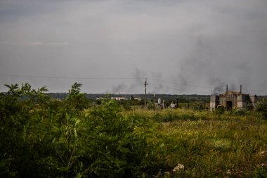 Donbass, Ukrayna, 6 Temmuz 2024 Ukrayna ve Rus silahlı kuvvetleri arasındaki gri bölgede. Tampon bölge tehlikeli ve bölgede öfke ile mücadele ediliyor. Bombalamalar yoğun..
