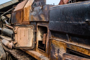 Donbass, Ukrayna, 6 Temmuz 2024 Ukrayna ve Rus silahlı kuvvetleri arasındaki gri bölgede askeri araç. Tampon bölge tehlikeli ve bölgede öfke ile mücadele ediliyor.