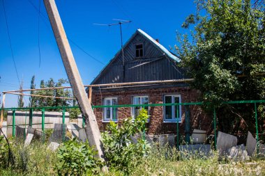 Kostiantynivska, Ukrayna, 6 Temmuz 2024 Donbass 'ın Kostiantynivska kentindeki Hasarlı Bina. Rus kuvvetleri güdümlü hava bombasıyla şehri vurdu ve ciddi hasara yol açtı..